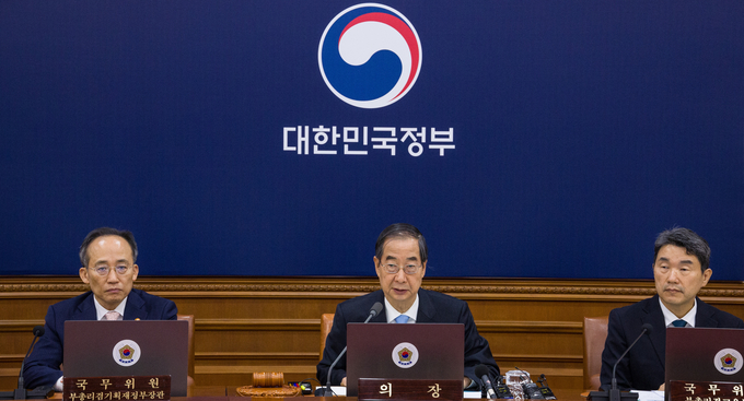 한덕수 국무총리가 17일 오전 서울 종로구 정부서울청사에서 열린 국무회의에 참석해 이날 처리할 의제와 안건을 설명하고 있다. (사진=연합뉴스)