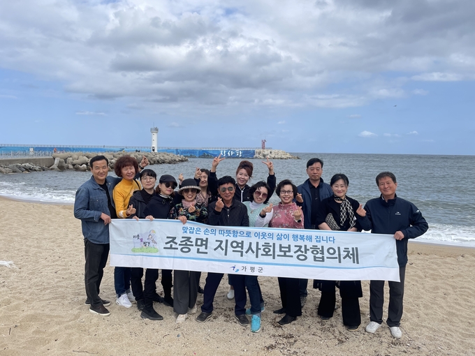 가평군 조종면 지역사회보장협의체가 강원도 속초로 워크숍을 실시한 가운데 기념촬영을 하고 있다. (사진=가평군 조종면 행정복지센터 제공