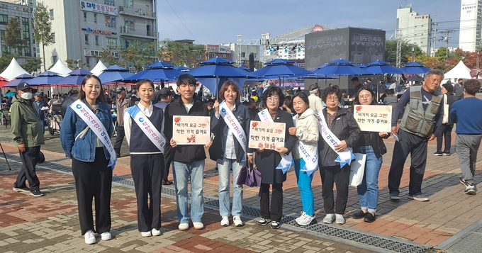 지난 동인천 낭만축제 때 진행한 바가지요금 근절 및 물가안정 합동 캠페인. ( 사진 = 인천시 제공 )