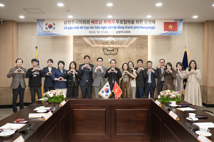 남양주시의회 이상기 부의장 등이 지난 17일 남양주시의회 소회의실에서 국제자매도시인 베트남 후에시 방문단을 영접하고 상호 교류와 협력 방안을 논의했다.(사진=남양주시의회 제공)