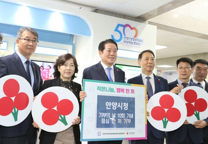 최대호 안양시장(왼쪽 세번 째)과 간부공무원들이 시청 구내식당 앞에서 '작은 나눔·행복 한 끼' 캠페인을 참여하고 있다. (사진=안양시 제공)