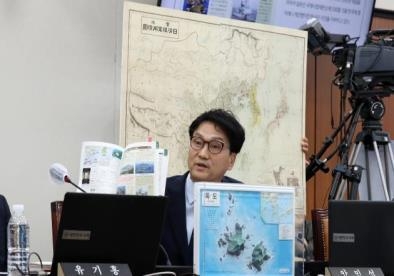 지난 11일 국정감사에서 이주호 교육부 장관에게 다양한 자료를 선보이며 독도 문제를 질의하는 안민석 국회의원(사진=안민석 의원실 제공)