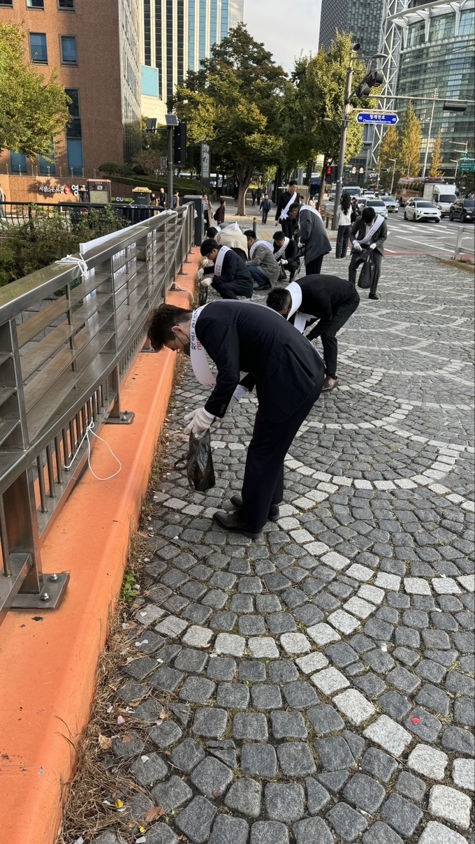 흥국화재 임직원들이 청계천 일대 쓰레기를 수거하고 있다. (사진=흥국화재 제공)
