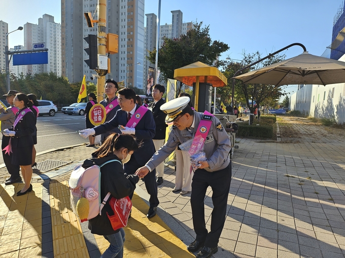  17일 수원서부경찰서가 민‧경‧관 협력 어린이보호구역 교통 안전 캠페인을 진행한 모습. (사진=수원서부경찰서 제공)
