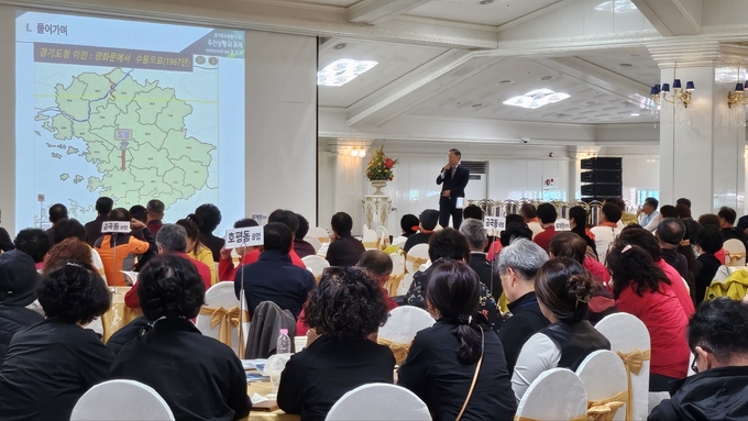 지난 17일 강원도 동해시에서 진행된 남양주시 2023년 이·통장 전체 워크숍에서 손경식 경기북부특별자치도 민관합동추진위원이 특자도 비전과 과제를 설명하고 있다. (사진=경기도 제공) 