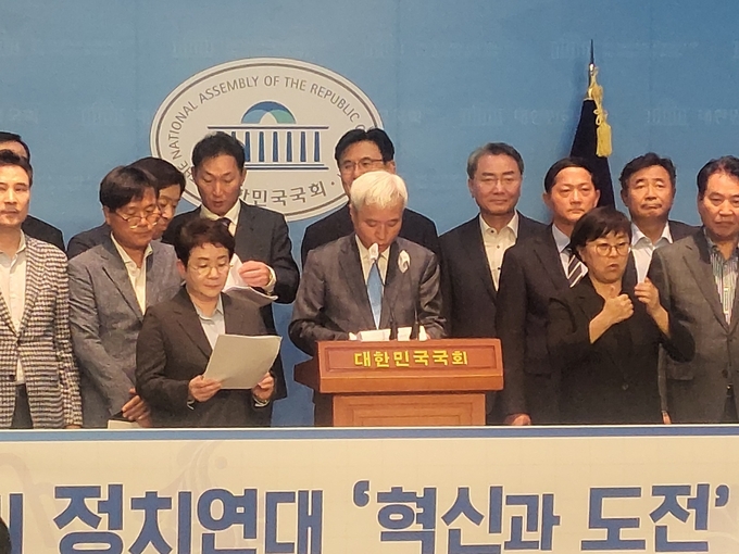 곽상욱 오산 전 시장을 비롯한 민주당 소속 전직 기초단체장 출신 42명이 22대 총선출마를 전격 선언하며 기자회견을 가졌다. (사진=풀뿌리 정치연대 ‘혁신과 도전’ 참여자 일동 제공)
