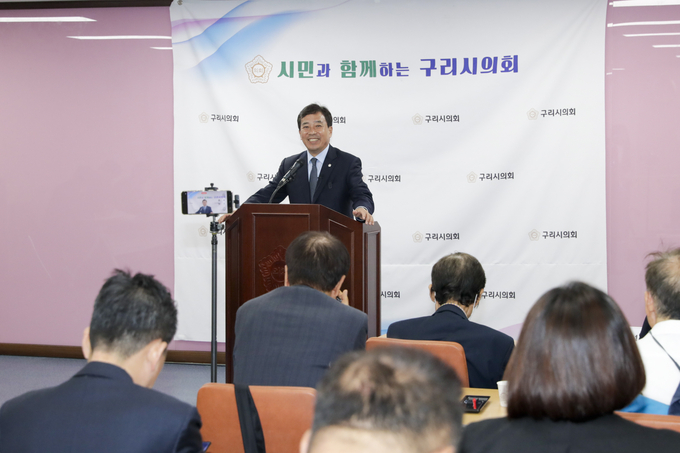 구리시의회 권봉수 의장이 18일 의회 멀티룸에서 2023년 10월 1차 의정 브리핑을 실시했다. (사진=구리시의회 제공)