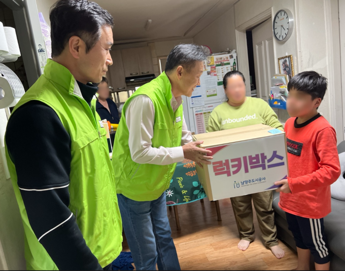 이계문 사장 등이 물품상자를 전하면서 격려하고 있다. (사진=남양주도시공사 제공)