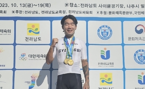 18일 전남 나주시 일원에서 열린 제104회 전국체육대회 6일째 자전거 남자일반부에서 2관왕에 오른 주대영(의정부시청)이 기념사진을 찍고 있다. (사진=의정부시청 자전거팀 제공)