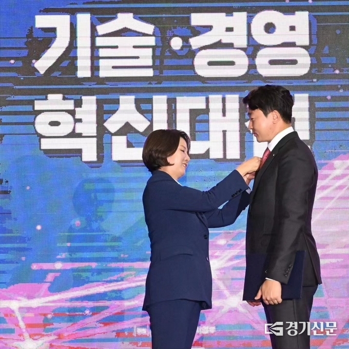송성근 대표이사(사진 오른쪽)가 지난 18일 중소기업 기술·경영 혁신대전’ 유공자 포상에서 이영 중소벤처기업부 장관으로부터 ‘기술혁신’ 부문 대통령표창을 받고 있다. (사진=가천대학교 제공)
