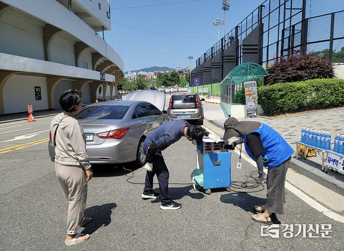 지난 5월 성남종합운동장 하키장 앞 부지에서 자동차 배출가스 무료 점검 중이다. (사진=성남시 제공)