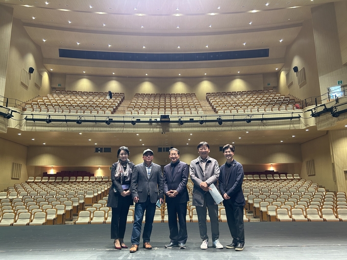 오산문화재단과 경기문화재단이 업무 협력 간담회 추진하고 기념촬영을 하고 있다. (사진=오산문화재단 제공)
