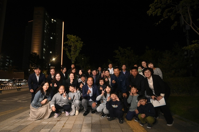 오산시가 공동주택 야간경관조명 설치지원 사업 1호 점등식을 개최한 가운데 관계자들이 기념촬영을 하고 있다. (사진=오산시 제공)