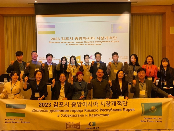 지난17일 우즈베키스탄 타슈켄트 상담장에서 바이어와 각 업체 대표간 미팅을 진행중이다. (사진=김포시 제공)