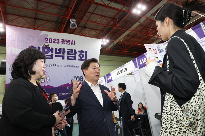 광명시 일자리센터는 지난 17일 광명시민체육관에서 시민 1 500여 명이 참여한 가운데 ‘일(job)나와라 뚝딱! 광명시 취업박람회’를 성황리에 개최했다.(사진=광명시 제공).