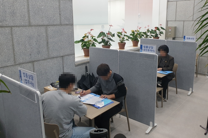 19일 오전 수원시청 안에 마련된 수원시전세피해상담센터에서 수원 전세사기 피해자가 법률상담을 받고 있다. (사진=나규항 기자)