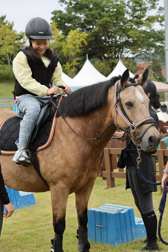농림축산식품부와 한국마사회가 무료 도심승마체험 이벤트를 선보이고 있다. (사진=한국마사회 제공)