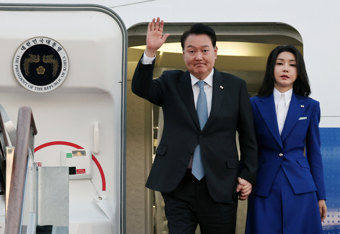 4박6일 간의 미국 방문 일정을 마친 윤석열 대통령과 김건희 여사가 지난달 23일 성남 서울공항을 통해 귀국, 전용기인 공군 1호기에서 내리며 손을 들어 인사하고 있다. 