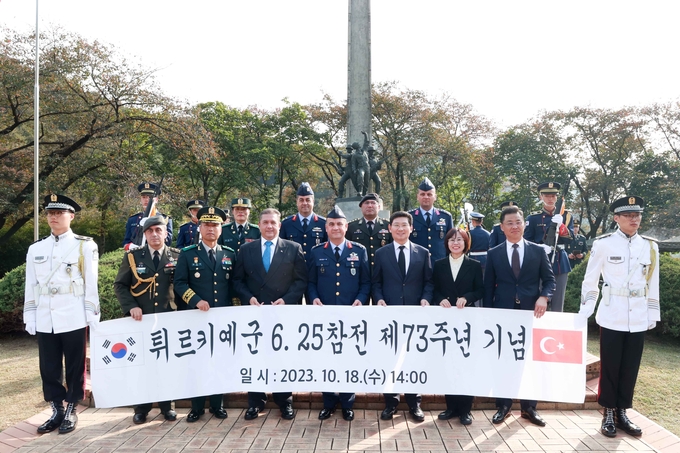 이상일 용인시장이 지난 18일 기흥구 동백동 튀르키예군 참전기념비에서 열린 튀르키예군 6·25참전 73주년 기념행사에서 대한민국을 위해 희생한 전사자들의 넋을 기리고 추모했다. (사진=용인시 제공)