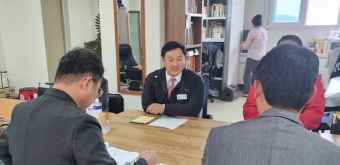19일 경기도의회 고준호(국힘·파주1) 도의원이 파주시의 오피스텔 붕괴 위험 신고를 받고 관련 부서 공무원들과 현장점검을 진행했다. (사진=경기도의회 제공)