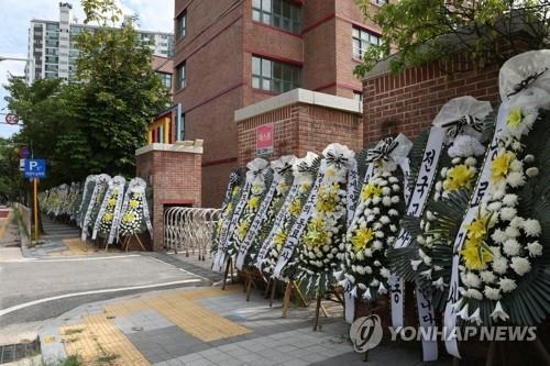 지난 8월 9일 의정부 호원초등학교에 고인이 된 교사를 추모하는 화환이 줄지어 놓여 있다. (사진=연합뉴스)