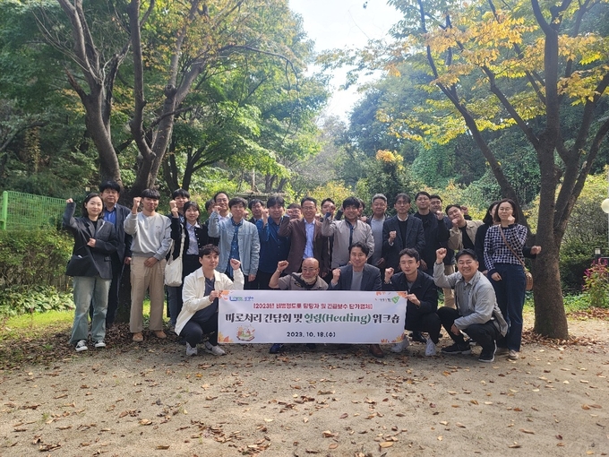 남양주시는 최근 비법정도로 바로처리를 담당하는 본청(바로처리팀) 및 16개 읍면동 담당자, 긴급보수 단가업체를 대상으로 소통강화와 사기진작을 위한 간담회 및 힐링(Healing) 워크숍을 실시했다.(사진=남양주시 제공)