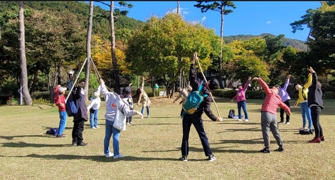 군포시가 치매환자및 가족을 대상으로 가족야외 나들이를 가졌다. (사진=군포시 제공)