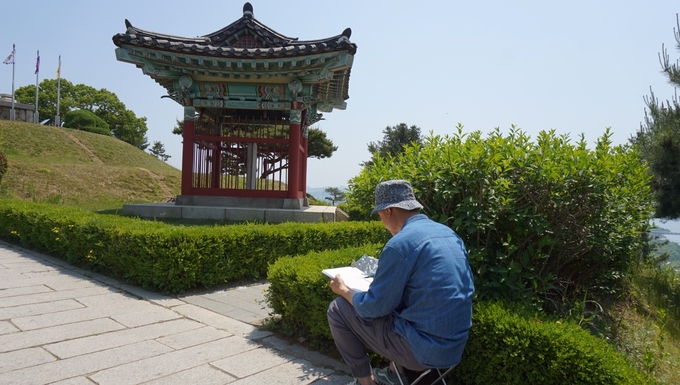 고양시 '2023 행주산성 스케치 여행' 참여자가 스케치 작업을 하고 있다. (사진=고양시 제공)