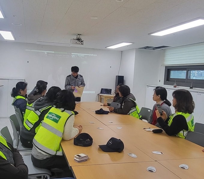 구리경찰서는 구리시 경기행복마을관리소 수택점에서 행복마을관리소 지킴이를 대상으로 범죄예방교육과 불법촬영 및 자전거 절도 범죄를 예방하기 위한 교육을 실시했다. (사진=구리경찰서 제공)