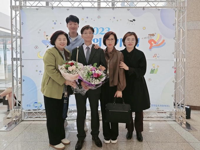 이규면 회원(오른쪽 세번 째)이 경기도지사 표창을 수상하고 센터 관계자 등과 함께 기념사진을 찍고 있다. (사진=안양중독관리통합지원센터 제공)