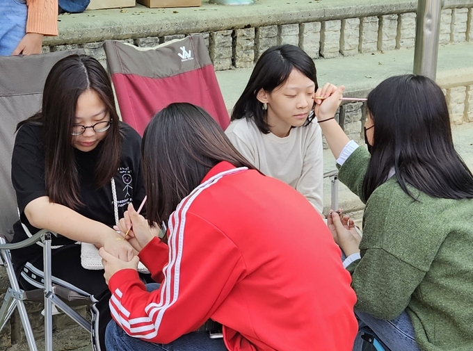  ‘체험교육과정 데이’에서 페이스페인팅을 진행하는 학생들. (사진=영통초등학교 제공)