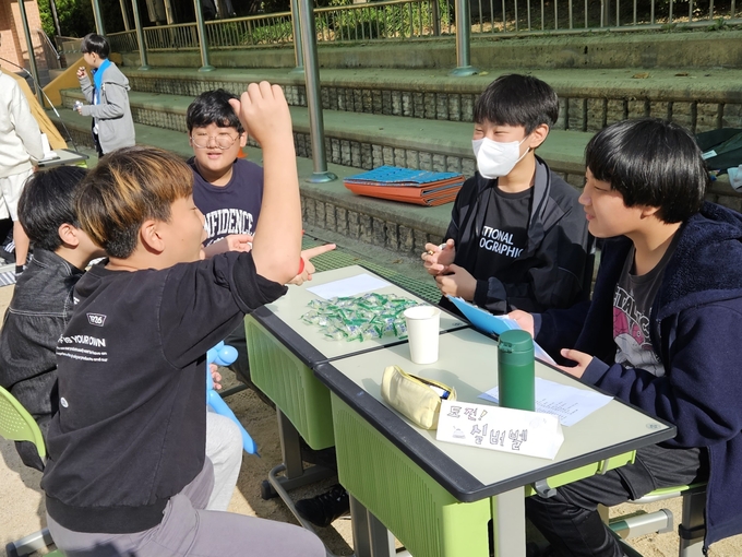  ‘체험교육과정 데이’ 행사에 참여하는 학생들. (사진=영통초등학교 제공)