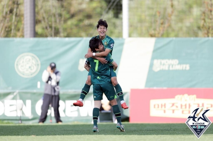 22일 김포 솔터축구장에서 열린 하나원큐 K리그2 2023 36라운드 전남 드래곤즈와 김포FC의 경기에서 후반 42분 결승골을 넣은 김이석이 장윤호(7번)와 기쁨을 나누고 있다. (사진=한국프로축구연맹 제공)