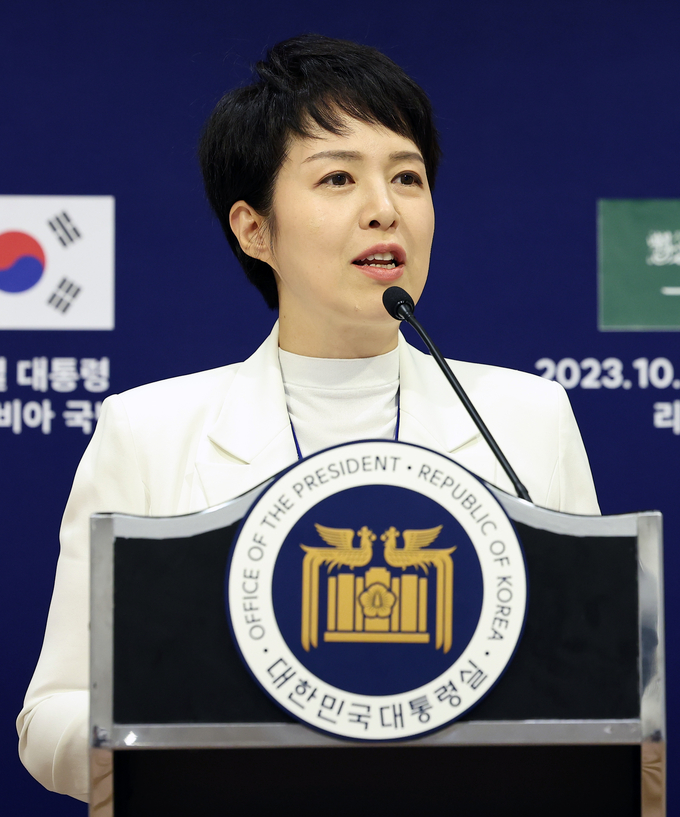 김은혜 대통령실 홍보수석이 22일(현지시간) 사우디아라비아 리야드 한 호텔에 마련된 대한민국 기자단 프레스센터에서 윤석열 대통령의 사우디 국빈방문 관련 브리핑을 하고 있다.