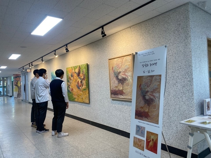 초대작가 전시회가 열리고 있는 고촌고등학교 갤러리에서 학생들의 작품을 감상하고 있다. (사진=고촌고등학교 제공)