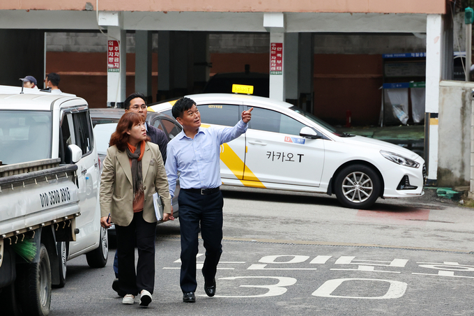 지난 19일 박종효 남동구청장이 구월4동을 찾아 주민 불편사항을 점검하고 있다. ( 사진 = 남동구 제공 )