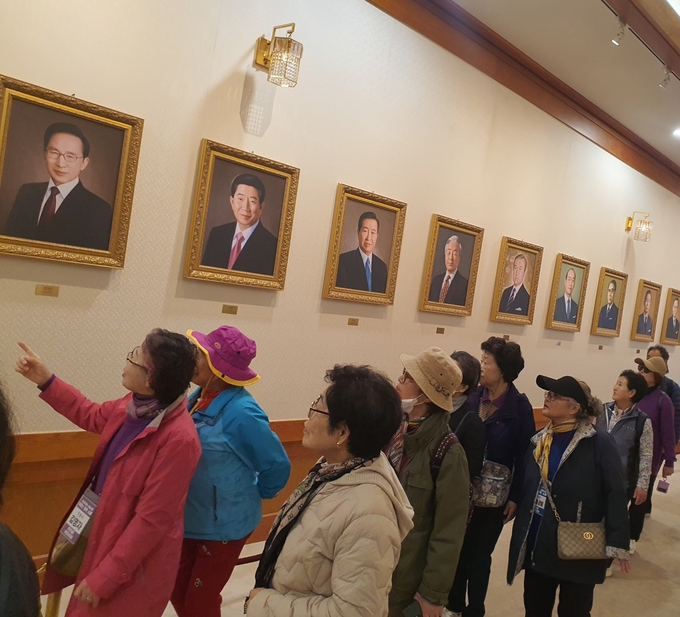  인천 미추홀구 주안 6동 주민자치회 지역 어르신들이 청와대를 둘러보고 있다. ( 사진 = 미추홀구 제공 )