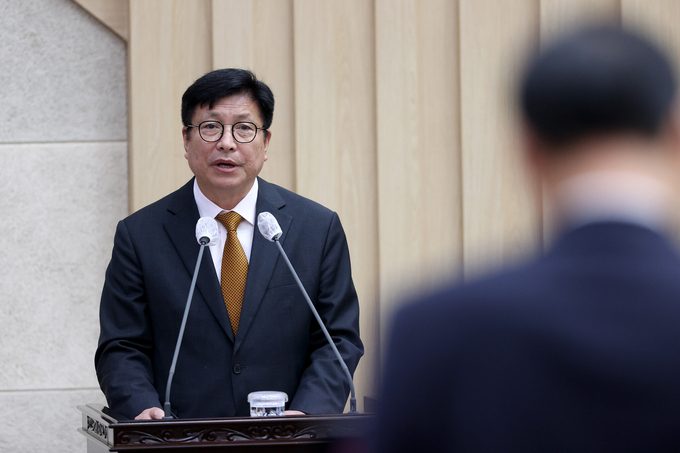 23일 오전 열린 제290회 제2차 본회의에서 도성훈 교육감이 시정질문에 대해 답변하고 있다. ( 사진 = 인천시의회 제공 )