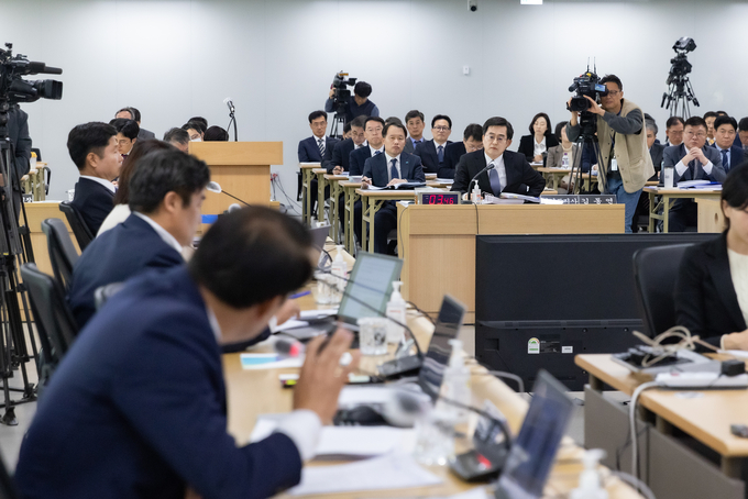 23일 오전 경기도청 4층 다목적회의실에서 열린 국회 국토교통위원회 경기도 국정감사에서 김동연 경기도지사가 도정질의에 답변하고 있다. (사진=경기도 제공)