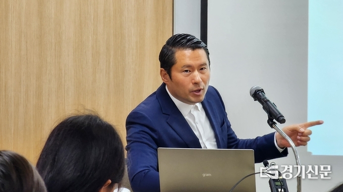  23일 이화영 전 경기도평화부지사 변호인 김현철 변호사가 법관 기피신청 전 기자회견을 연 모습. (사진=박진석 기자)