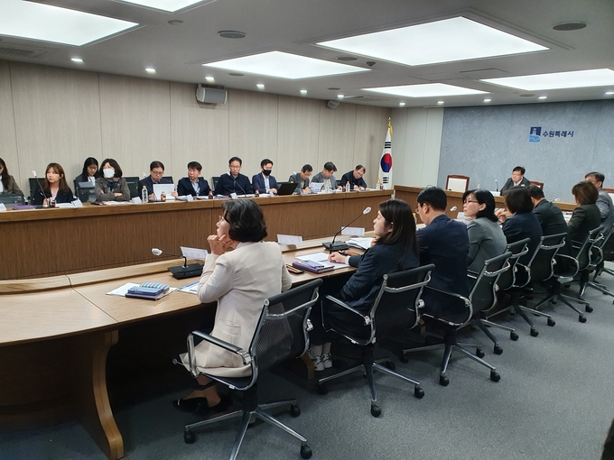 지난 23일 수원시청에서 열린 ‘데이터기반행정 활성화 기본계획 수립 중간보고회’에서 수원시 관계자 등이 추진 현황을 확인하고 있다. (사진=수원시 제공) 