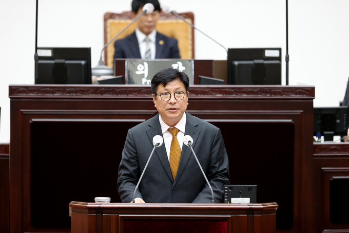 23일 오전 열린 제290회 제2차 본회의에서 도성훈 교육감이 시정질문에 대해 답변하고 있다. ( 사진 = 인천시의회 제공 )