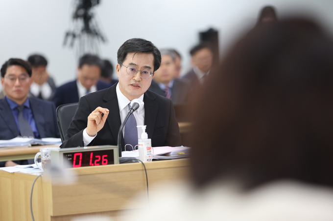 23일 경기도청 4층 다목적회의실에서 열린 국회 국토교통위원회 경기도 국정감사에서 김동연 경기도지사가 도정질의에 답변을 하고 있다. (사진=경기도 제공)