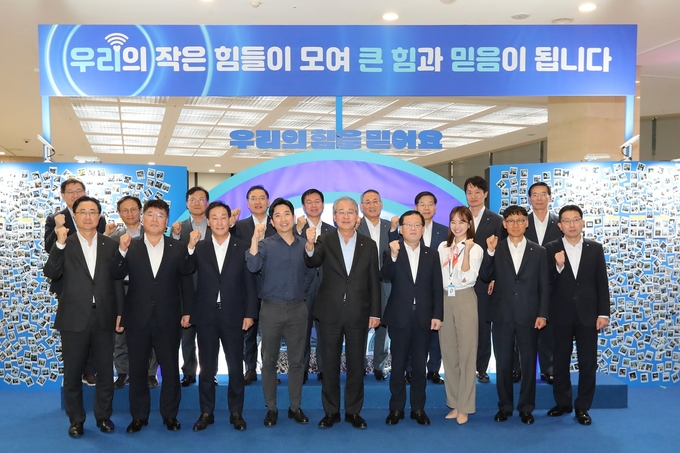 임종룡 우리금융그룹 회장(앞줄 오른쪽 5번째)이 지난 20일 자회사 CEO 및 임직원들과 우리금융 본사에 모여 조직문화 혁신을 다짐하며 기념촬영을 하고 있다. (사진=우리금융그룹 제공)