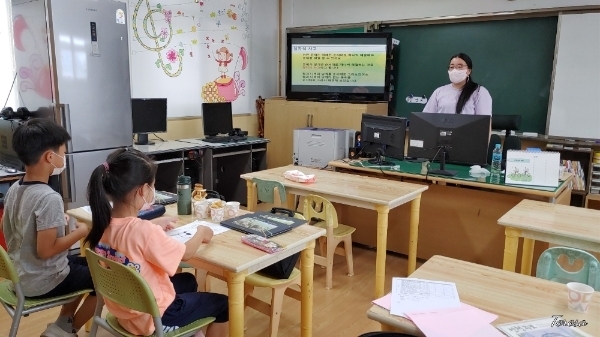 인천남부초등학교 이작분교 학생들을 대상으로 정보화교육을 하고 있다. ( 사진 = 옹진군 제공 )