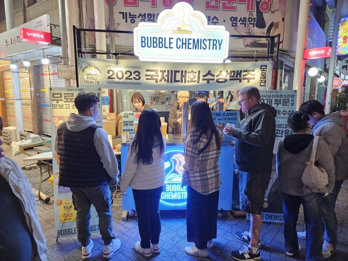제10회 오색시장 야맥축제에 외국인 관광객들이 찾아와 수제맥주를 즐기고 있다. (사진=오산시 제공) 