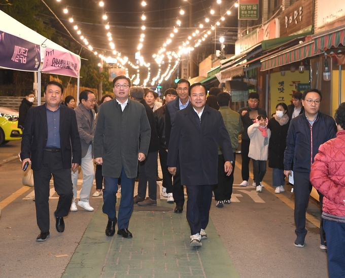 염태영 경기도 경제부지사가 방문하여 축제에 참여한 셀러들을 격려했다. (사진=오산시 제공)