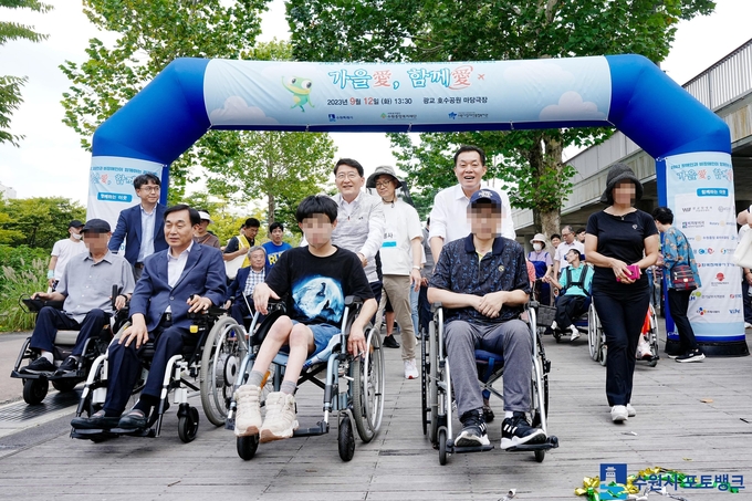 지난 9월12일 광교호수공원에서 열린 ‘가을애(愛) 함께애(愛) 걷기대회’에 참석한 이재준 수원특례시장과 수원시민(장애인, 비장애인)들이 함께 걷고 있다. (사진=수원시 제공)