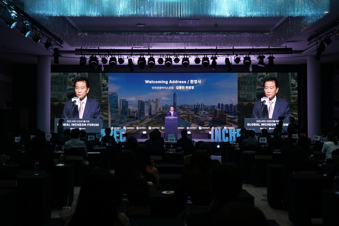 24일 송도 경원재 앰버서더 호텔에서 열린 ‘2025 APEC 정상회의 인천 유치를 위한 글로벌 인천포럼’에서 김종민 인천관광마이스포럼 위원장이 환영사를 하고 있다. ( 사진 = 글로벌 인천포럼 운영사무국 제공 )
