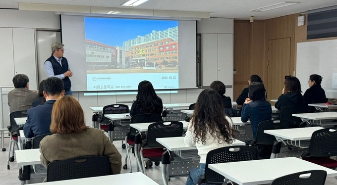 경기도교육청 관계자가 현장 근로자들에게 도내 교육기관의 위험성 평가 결과를 공유하고 있다. (사진=경기도교육청 제공)